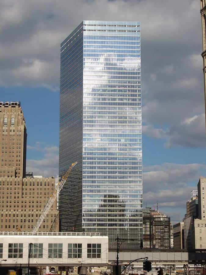 Tòa nhà 7 WTC bị tấn công bởi một máy bay không người lái đã bị mắc kẹt giữa các ô cửa sổ vào Chủ nhật