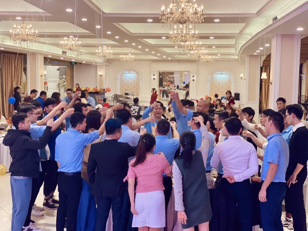 Mọi người cùng nâng ly chúc mừng