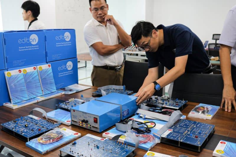 hti tài trợ bộ trang thiết bị giảng dạy cho trường Quốc tế - ĐHQG