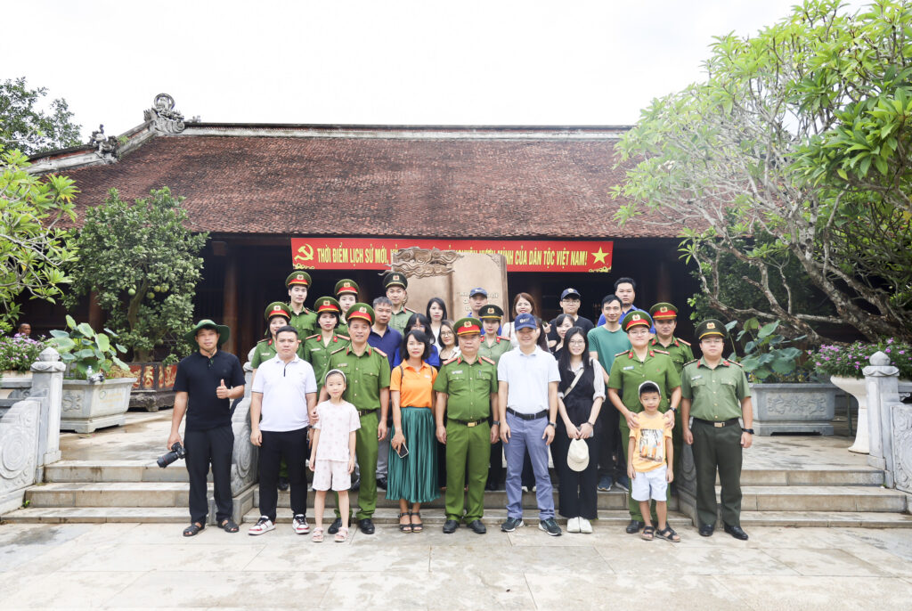 HTI Group thăm viếng nghĩa trang Liệt sĩ Việt-Lào 