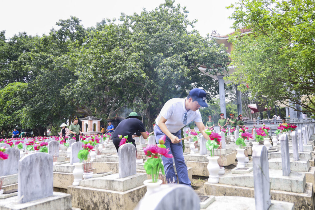 HTI Group thăm viếng nghĩa trang Liệt sĩ Việt-Lào (5)