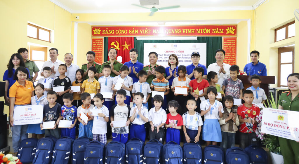Trao tặng 30 phần quà cho các học sinh có hoàn cảnh khó khăn tại trường tiểu học Châu Phong