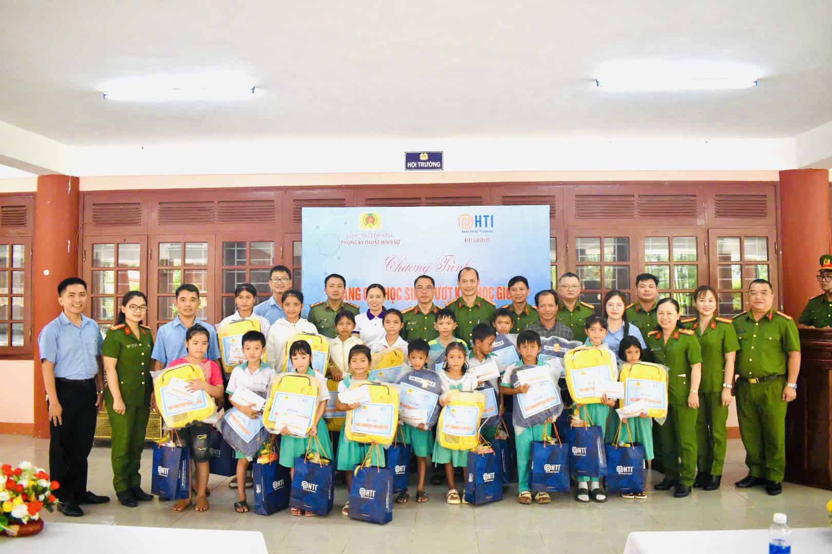 HTI Group trao yêu thương tới học sinh nghèo hiếu học tại xã Trà Tân, Đà Nẵng