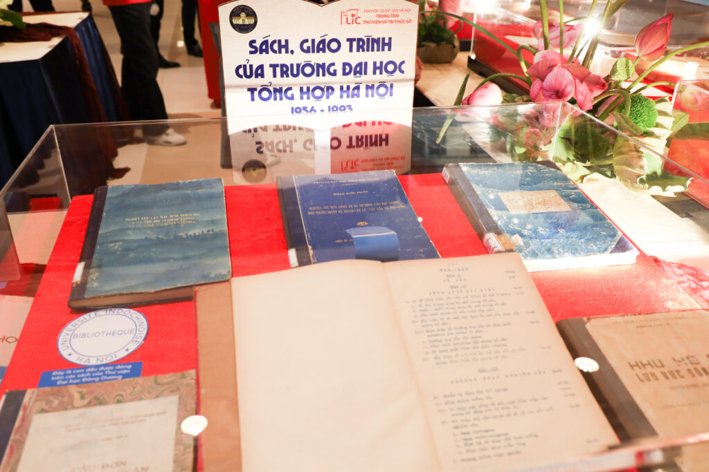 Khu vực trưng bày những chứng tích lịch sử từ những ngày đầu thành lập