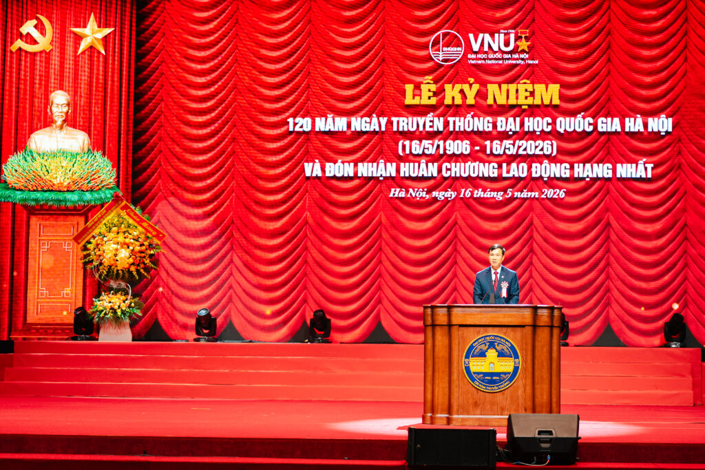 PGS.TS Bùi Thế Duy - Ủy viên dự khuyết Ban Chấp hành Trung ương Đảng, Giám đốc ĐHQGHN phát biểu diễn văn tại buổi Lễ kỷ niệm.